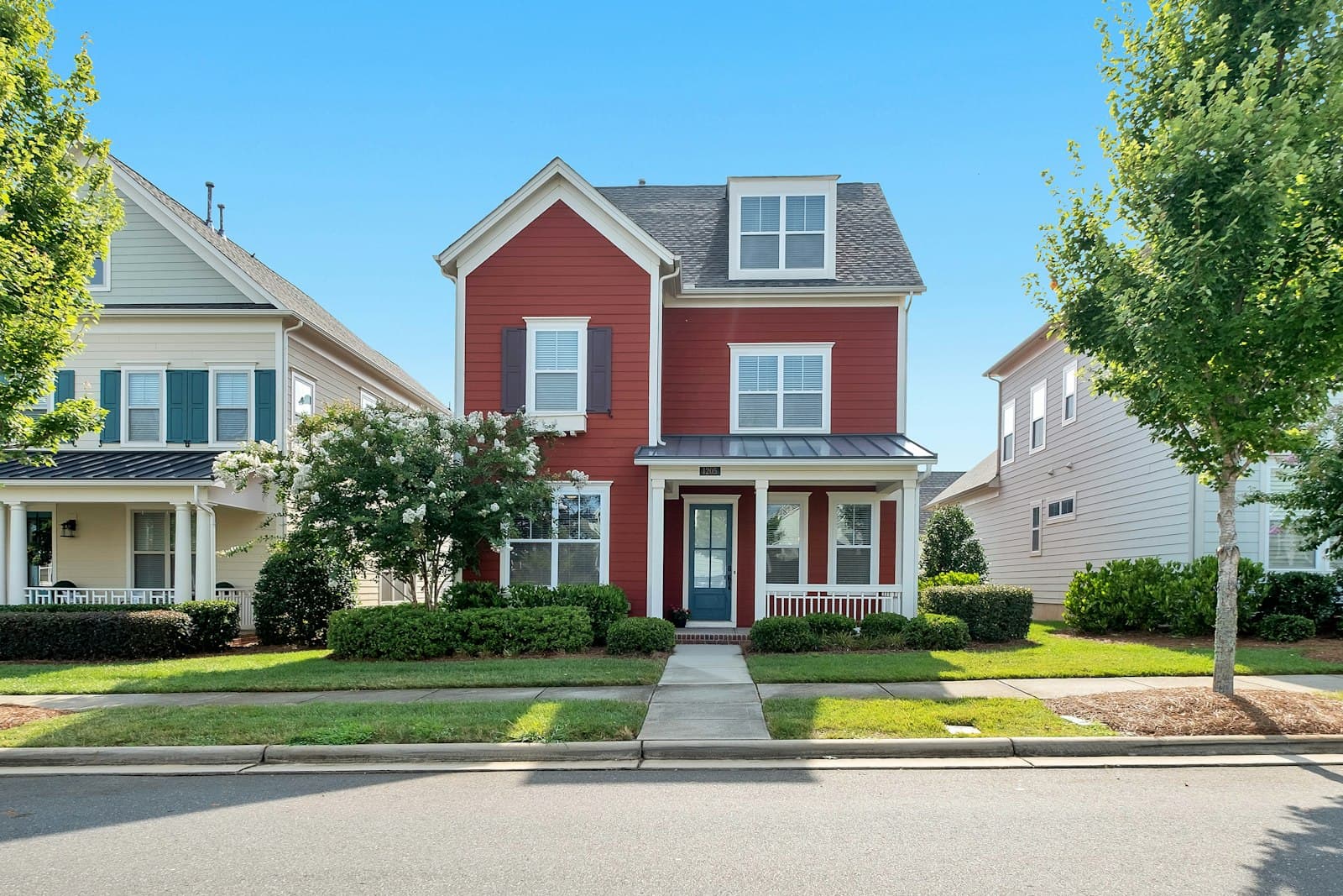 Casa estilo craftsman com telhado em telha escura